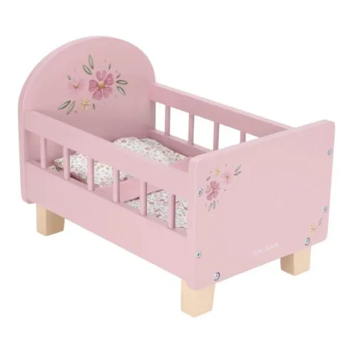 Otrok se igra s punčko in Little Dutch leseno posteljico Pink