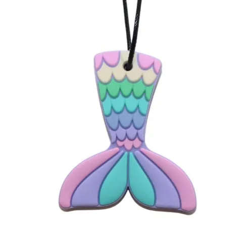 Punčka nosi Jellystone Mermaid Tail Pastel senzorični obesek za varno grizenje