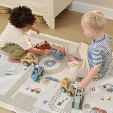 Otroci se igrajo na Little Dutch igralni podlogi Cars z vozili