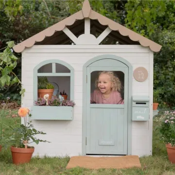 Otrok odpira vrata hišice Little Dutch Garden Playhouse