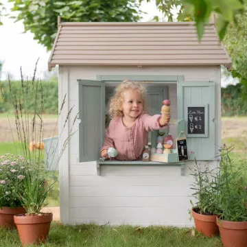 Otrok gleda skozi okno hišice Little Dutch Garden Playhouse