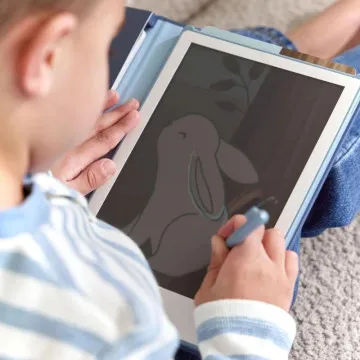 Otrok uporablja Little Dutch digitalno tablico za risanje Blue kot ustvarjalno igračo za na pot