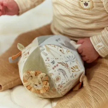 Dojenček raziskuje Little Dutch Safari Friends žogo za prijemanje in tipanje