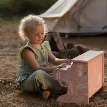 Otrok igra na Little Dutch lesenem klavirju Safari Pink