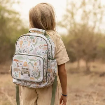 Otrok nosi Little Dutch nahrbtnik Safari Large kot večji nahrbtnik za izlete