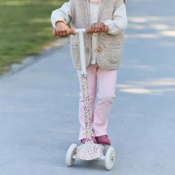 Otrok na Little Dutch trikolesnem skiroju Sunny Flower za igro na prostem