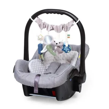 BabyOno igrača Rakun nameščena na otroški avtosedež oziroma lupinico