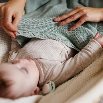 Mehka odeja za dojenčka Babyono Beige med uporabo