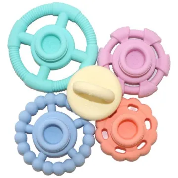 Pastelni Jellystone Rainbow Stacker kot grizalo in prva natikanka za dojenčka
