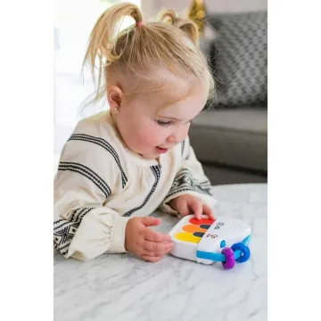 Dojenček se igra z glasbeno igračo Hape Baby Einstein Magic Touch Mini Piano