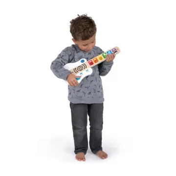 Malček drži glasbeno igračo Hape Baby Einstein Magic Touch Guitar