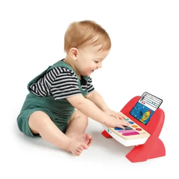 Dojenček se igra z otroškim klavirjem Hape Baby Einstein Magic Touch Piano