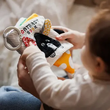 Senzorična knjiga Babyono Miška s senzoričnimi dodatki in grizalom