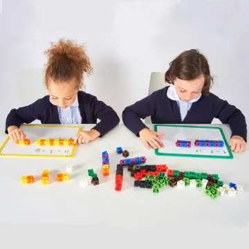Otroci z EDX Link kockami – didaktična igra za matematiko