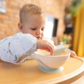 Otroški krožnik s priseskom BabyOno stabilno pritrjen na mizo med obrokom