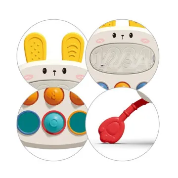 Razvojna igrača za 1 leto BabyOno Rabbit v otroških rokah