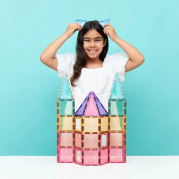 Otrok gradi s Connetix Pastel Creative Pack magnetnimi ploščicami