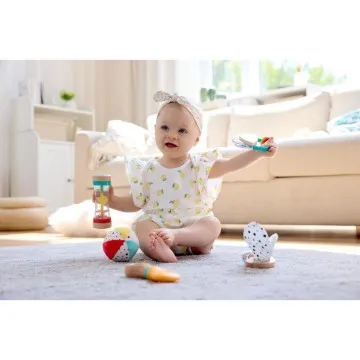 Dojenček se igra s senzoričnimi igračami iz seta BabySet 5