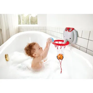 Otrok meče žogice v Hape košarko za kopanje
