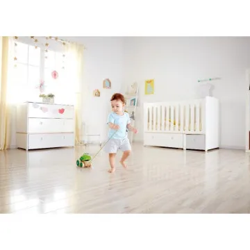 Hape lesena igrača žaba na kolesih za prve korake