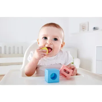 Dojenček med igro s Hape ropotuljico Rattle Set 3