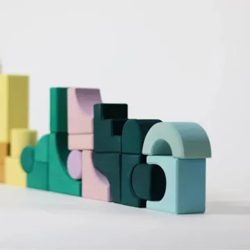 Barvne lesene kocke za ustvarjanje Grimm's building set