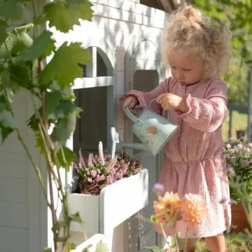 Otrok pri igri ob vrtni hiški Little Dutch Garden Playhouse