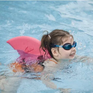 Otrok s SwimFin plavutjo med učenjem plavanja
