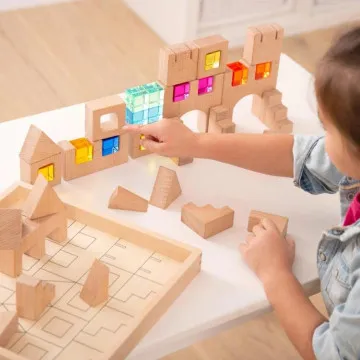 Lesene kocke za otroke z barvnimi prosojnimi elementi