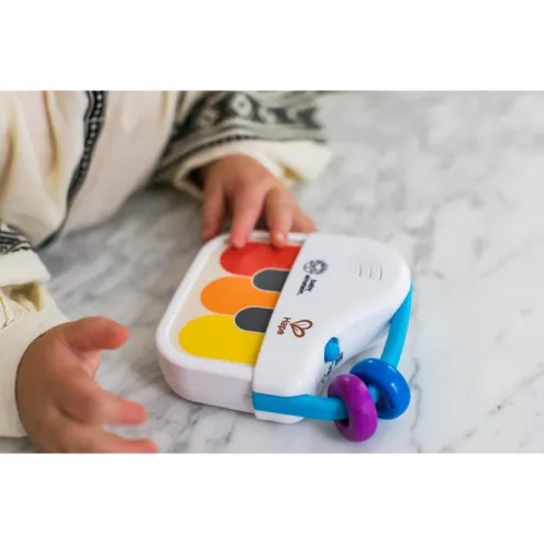 Otroški klavir za dojenčke Hape Baby Einstein Magic Touch med igro