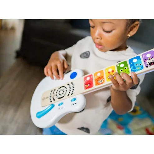 Malček igra na Hape Baby Einstein otroško kitaro Magic Touch